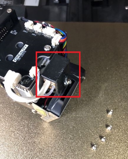 ヒートカバーを取り外す様子