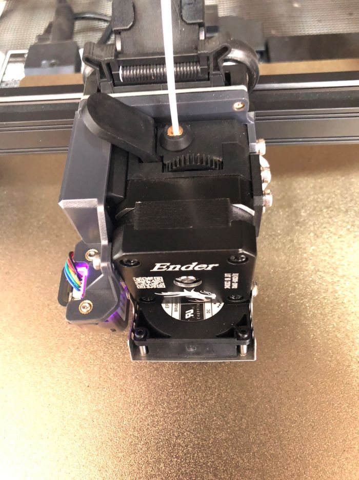 新しいフィラメントをエクストルーダーにセットできた様子