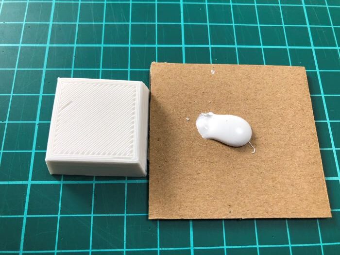 造形物の色とパテの色を比較している画像