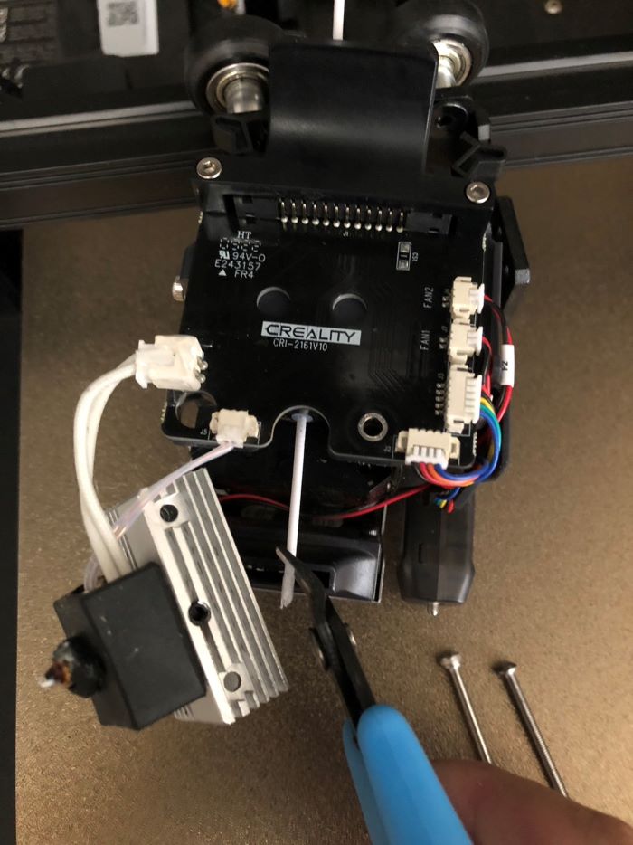 フィラメントをニッパーでカットする様子