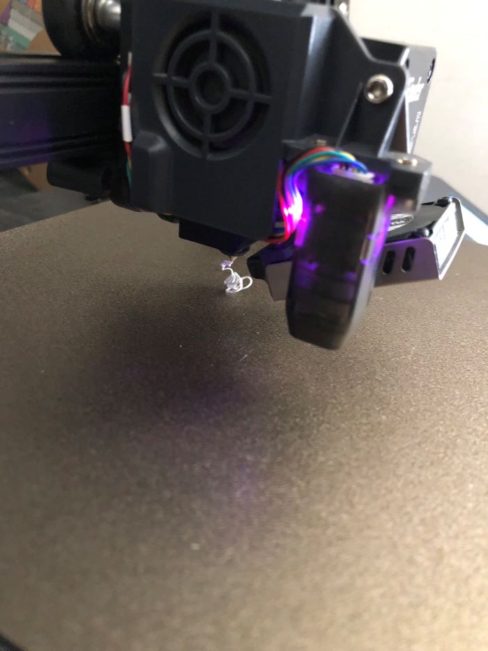 ノズルからフィラメントが出てきた様子